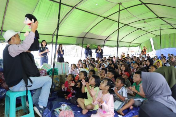 Forum Humas BUMN Beri Trauma Healing Hingga Gelar Nobar untuk Warga Korban Gempa Cianjur - JPNN.COM