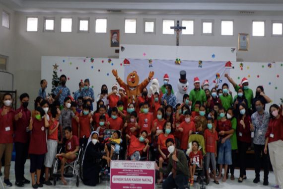 Berbagi Kasih Natal Bersama 65 Anak Berkebutuhan Khusus - JPNN.COM