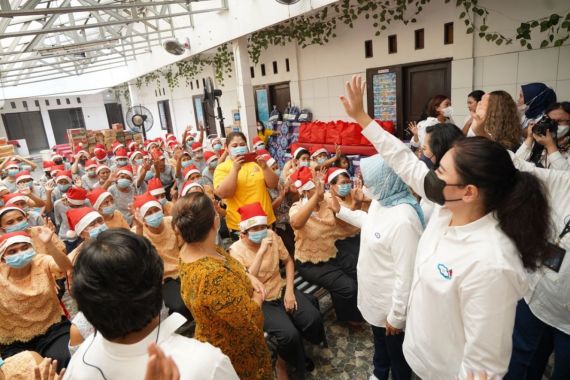 Liza Thohir bersama Srikandi BUMN & FHCI Berbagi Keceriaan Natal dengan Penyandang Disabilitas - JPNN.COM
