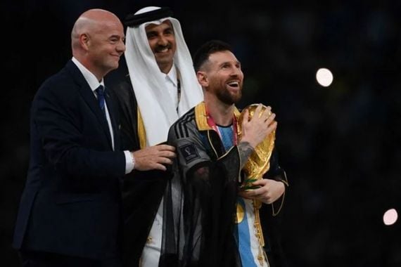 Jubah Hitam Messi Bikin Barat dan Arab Tegang - JPNN.COM