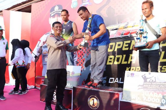 Turnamen Bola Voli Putra Kapolres Inhil Cup 2022 Ditutup, Begini Harapan AKBP Norhayat - JPNN.COM