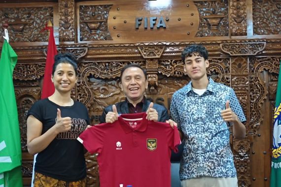 Ketum PSSI Terima Rafael Struick, Anggap Seperti Anak Sendiri - JPNN.COM