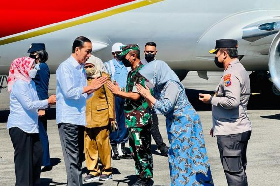 Jokowi Mendarat di Jawa Timur, Lihat Siapa yang Menyambut - JPNN.COM