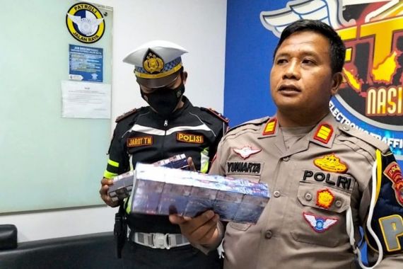 PJR Polda Lampung Temukan Truk Membawa 2,6 Juta Batang Rokok Ilegal - JPNN.COM