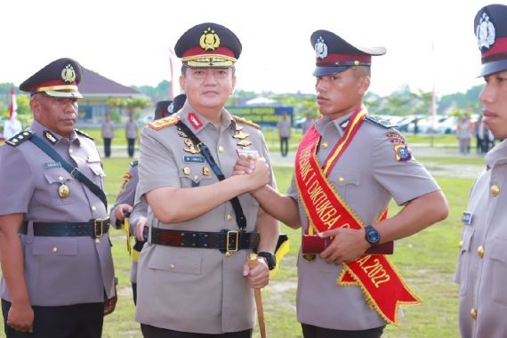 Pesan Irjen Iqbal kepada 4 Lulusan Terbaik Bintara Polri di SPN Polda Riau - JPNN.COM
