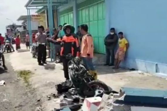 Mobil Dinas Polisi Hantam Sepeda Motor di Jombang, Satu Guru Tewas - JPNN.COM