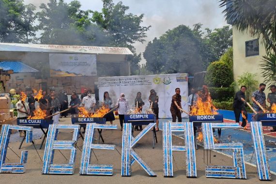 Bea Cukai Bekasi Musnahkan Rokok dan Miras Ilegal, Salah Satu Terbanyak di Indonesia - JPNN.COM
