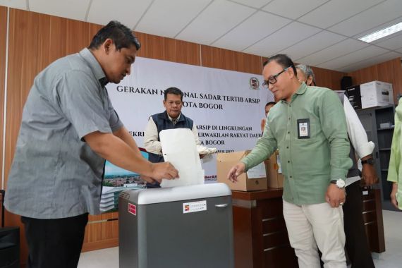 Sekretariat DPRD Kota Bogor Musnahkan Ribuan Arsip Lama - JPNN.COM