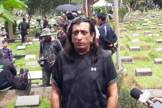Hadiri Pemakaman Aminah Cendrakasih, Adam Jagwani Ungkap Pertemuan Terakhir dengan Mak Nyak - JPNN.COM