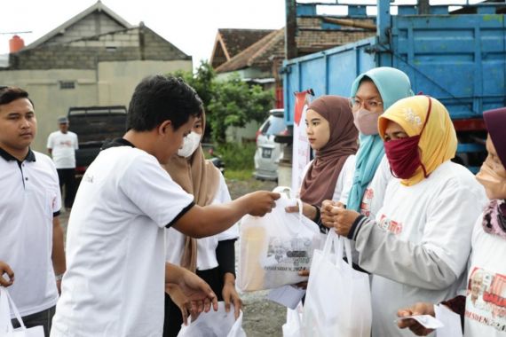 Jelang Nataru, Komunitas Sopir Truk Jatim Pendukung Ganjar Salurkan Paket Sembako di Kediri - JPNN.COM