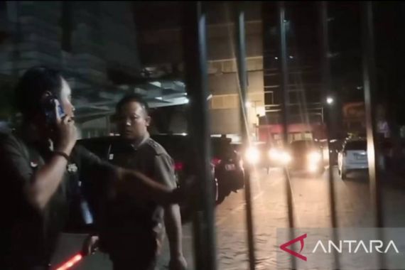 KPK Hingga Malam Ini Masih Menggeledah Sejumlah Kantor Dinas Pemprov Jatim - JPNN.COM