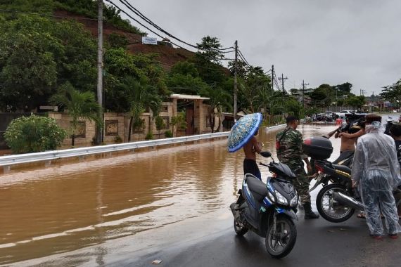 Banjir Menggenangi Jalan Bypass Sirkuit Mandalika, Ini Penyebabnya - JPNN.COM