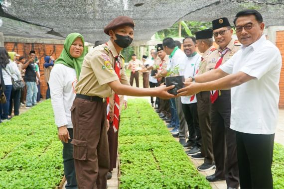 Moeldoko Imbau Warga Bantaran Ciliwung Menanam Cabai - JPNN.COM