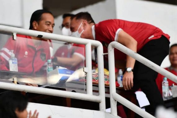 Mesranya Iwan Bule Duduk Satu Baris bersama Presiden Jokowi Nonton Piala AFF Indonesia VS Kamboja - JPNN.COM
