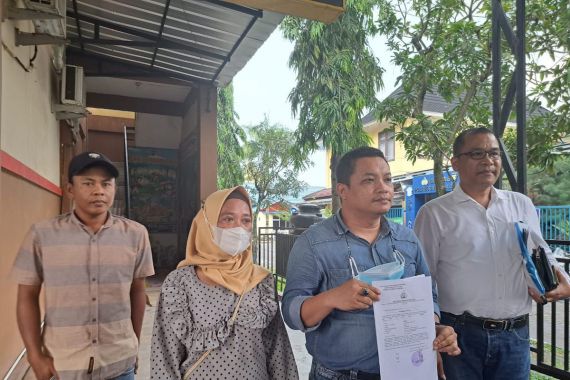 Gelapkan Uang Rp 129 Juta Milik Orang Tua Siswa, Oknum Guru PNS Dilaporkan ke Polisi - JPNN.COM