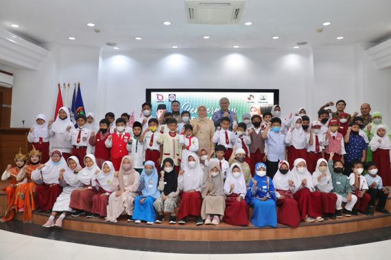 Serahkan Beasiswa untuk 221 Anak Anggota FSPPG, Menaker Ida Apresiasi Panasonic Gobel - JPNN.COM