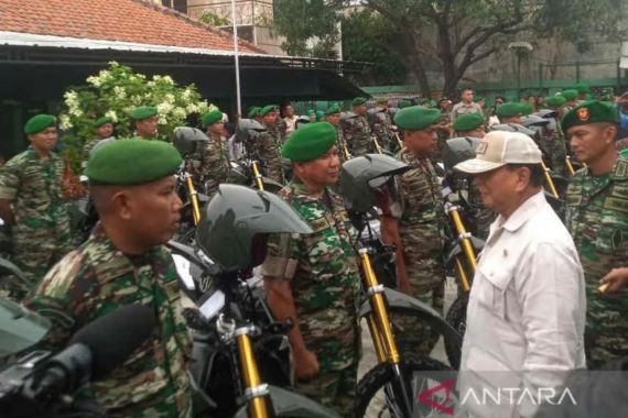 Perkuat Babinsa, Prabowo Subianto Serahkan 20 Unit Motor 'Tempur' - JPNN.COM