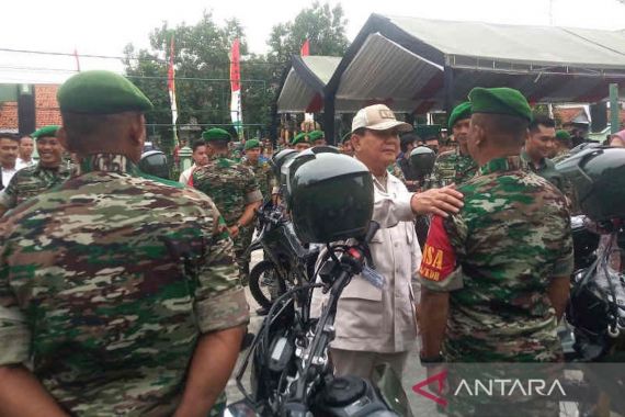 Serahkan Bantuan Motor di Koramil Indramayu, Prabowo: Babinsa Ujung Tombak Pertahanan Negara - JPNN.COM