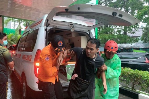 Pohon Tumbang di Makassar, 1 Korban Masih Terjebak - JPNN.COM