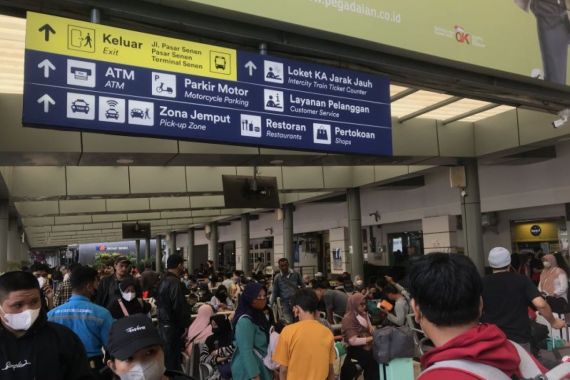 Pantauan Terkini Stasiun Pasar Senen H-2 Natal 2022 - JPNN.COM