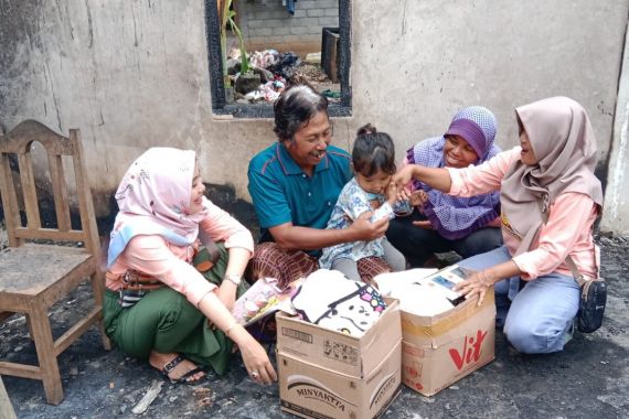 Rumah Suyanto Terbakar, Mak Ganjar Sigap Datang Bawa Bantuan - JPNN.COM