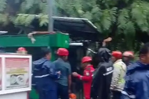 Cuaca Ekstrem Akibatkan Pohon Tumbang di Makassar, Empat Korban Dilarikan ke RS - JPNN.COM