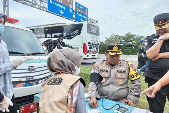 Ambulans Berlogo NasDem Dihentikan Polisi, Ketika Diperiksa, Isinya Ternyata - JPNN.COM