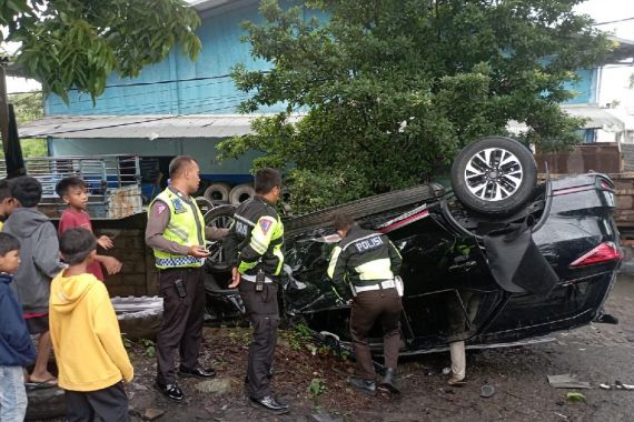 Mobil Fortuner Terbalik Setelah Menabrak Pikap, Begini Kejadiannya, Ya Tuhan - JPNN.COM