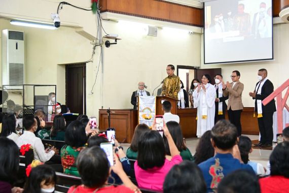 Datangi Gereja Katedral, Jokowi: Selamat Natal, Semoga Tuhan Memberkati - JPNN.COM