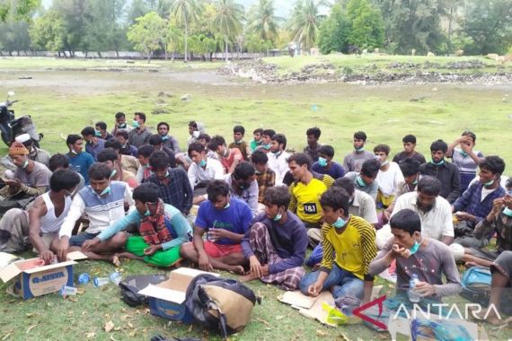 57 Warga Rohingya Terdampar di Pantai Indra Patra, Ada yang Sakit - JPNN.COM