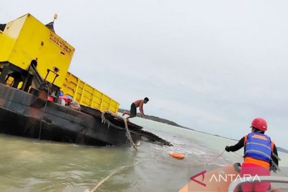 Kapal Terbalik dan Tenggelam, 3 Selamat, 2 Hilang, Basarnas Terus Melakukan Pencarian - JPNN.COM