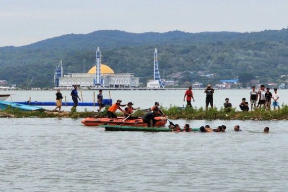 Bocah Tenggelam di Teluk Kendari Ditemukan dalam Keadaan Meninggal - JPNN.COM