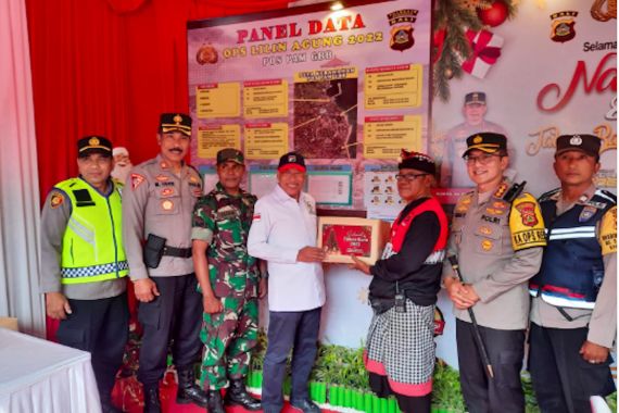 Wayan Sudirta DPR Berkeliling Kota Denpasar Bagikan Bingkisan di Posko Keamanan Nataru - JPNN.COM