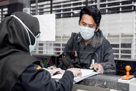 Lewat Cara Ini, Bea Cukai Juanda Pastikan Pekerja Migran Pahami Aturan Kepabeanan - JPNN.COM