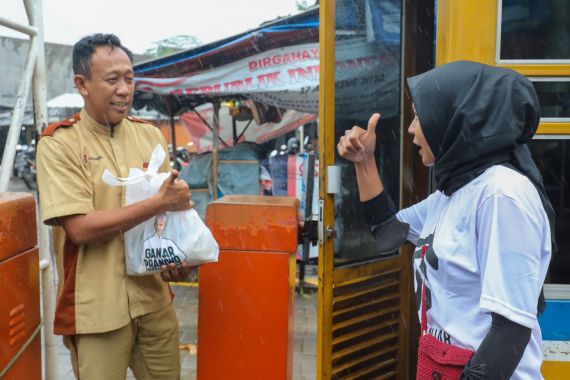 Sukarelawan Gardu Ganjar Bagikan Sembako Untuk Warga di Pasar Ciputat - JPNN.COM
