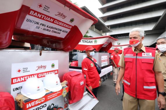 Bantu Penanggulangan Bencana, Ganjar Serahkan Perahu hingga APD kepada PMI Jateng - JPNN.COM