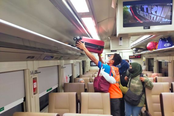 Asyik, Ada Layanan Porter Gratis di Stasiun Pasar Senen Selama Libur Nataru - JPNN.COM