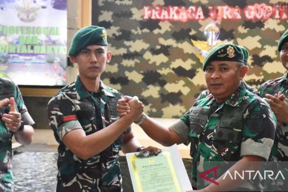 Mayjen TNI Bobby Beri Penghargaan kepada Pratu Hafifi Penangkap Anggota Geng Motor - JPNN.COM
