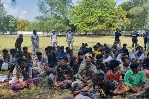 Kapal Rusak, Imigran Rohingya Ini Terdampar di Aceh Besar - JPNN.COM