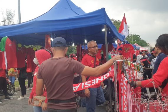 Atribut Timnas Indonesia Laris, Pedagang Tak Ambil Untung Besar, Kenapa? - JPNN.COM