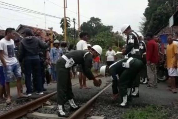 Anggota TNI-2 Anak Tewas Tertabrak Kereta Tawangalun di Probolinggo - JPNN.COM