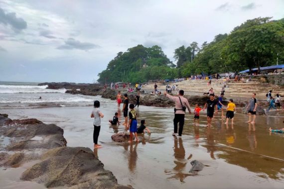 Objek Wisata Pantai di Sukabumi Masih Sepi Pengunjung, Ini Sebabnya - JPNN.COM
