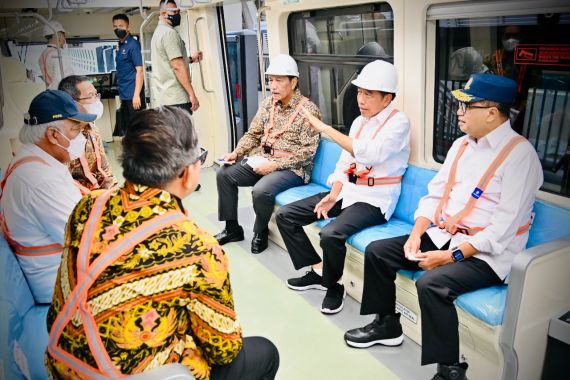 Jajal LRT Jabodebek, Lihat Siapa yang Mendampingi Jokowi Satu Gerbong - JPNN.COM