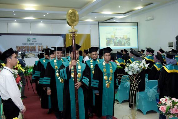 77 Mahasiswa STIS Husnul Khotimah Kuningan Diwisuda, Perdana  - JPNN.COM