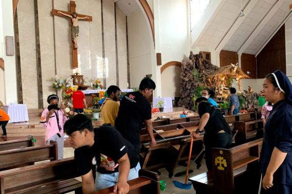 Ganjar Milenial Center DIY Bersihkan Gereja Hingga Berbagi Parcel - JPNN.COM