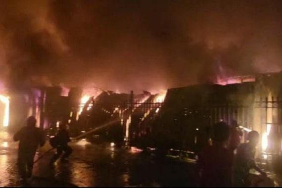 Pasar Sentral Makassar Kebakaran, 899 Lapak Pedagang Tinggal Arang - JPNN.COM
