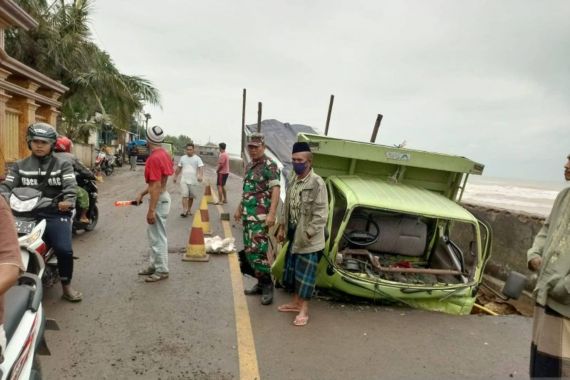 Jalan di Madura Ambles Akibat Abrasi, Truk Terperosok - JPNN.COM