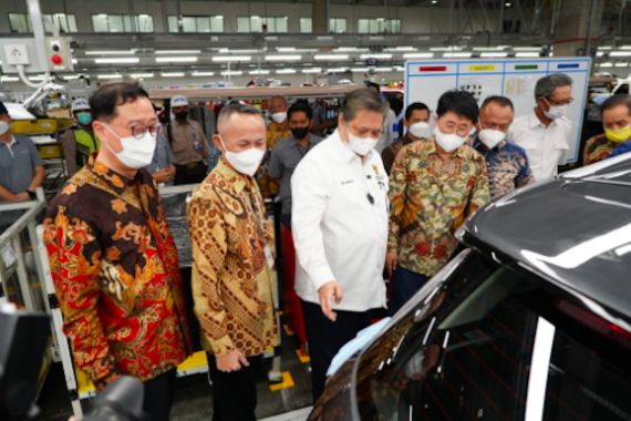 Dukung Pengembangan Electric Vehicle, Menko Airlangga Dorong Investasi Sektor Industri Otomotif - JPNN.COM