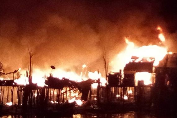 Kebakaran Besar Terjadi di Inhil, 12 Rumah Ludes, Tiga Rusak Berat, Lihat Tuh - JPNN.COM