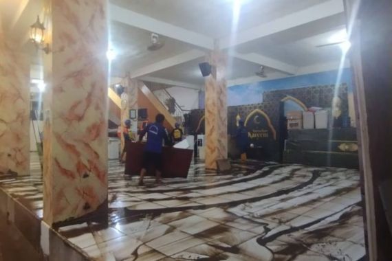 Rumah Bupati Jember Terendam Banjir 1,5 Meter - JPNN.COM